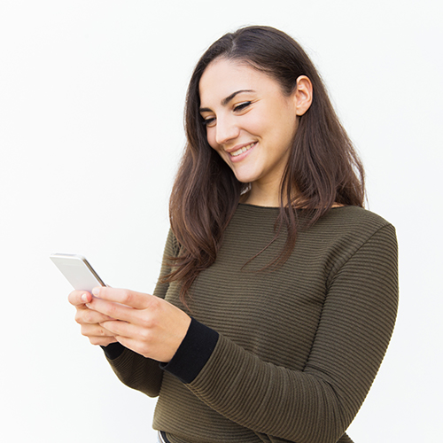 Giovane donna che usa il telefono per controllare i dati giornalieri del suo CGM.